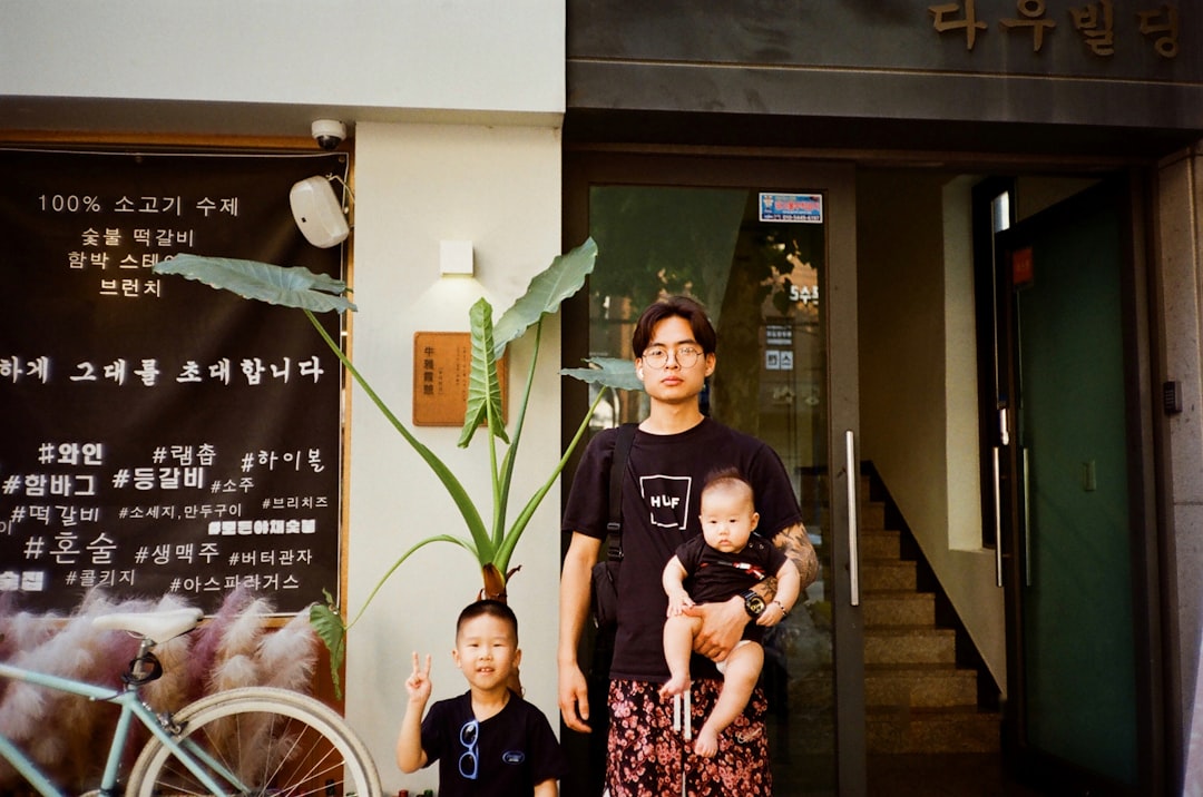 가족 자녀 명의 저축 계좌 개설하는 모습