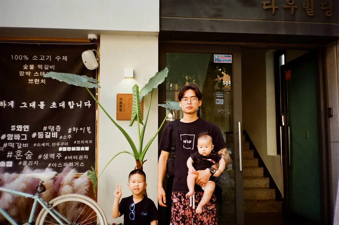 가족 자녀 명의 저축 계좌 개설하는 모습